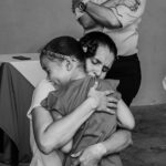 Voluntarios de Fundación Vida Amor y Servicio compartiendo alimentos y esperanza en una comunidad vulnerable de La Guajira
