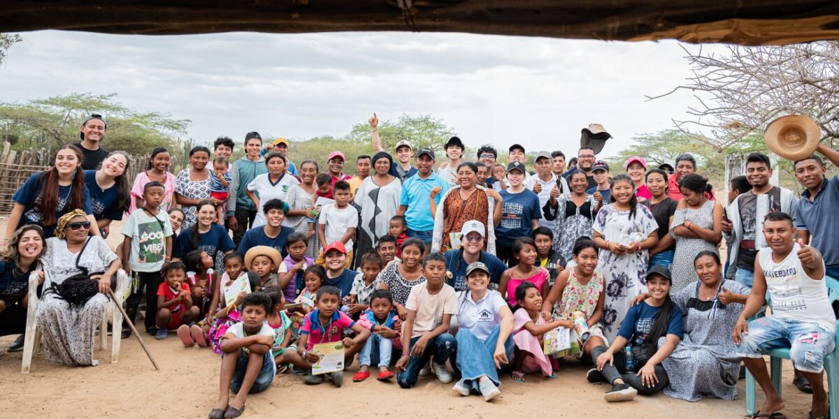 Voluntaria de Fundación Vida Amor y Servicio acompañando a una madre wayúu durante una misión humanitaria en La Guajira