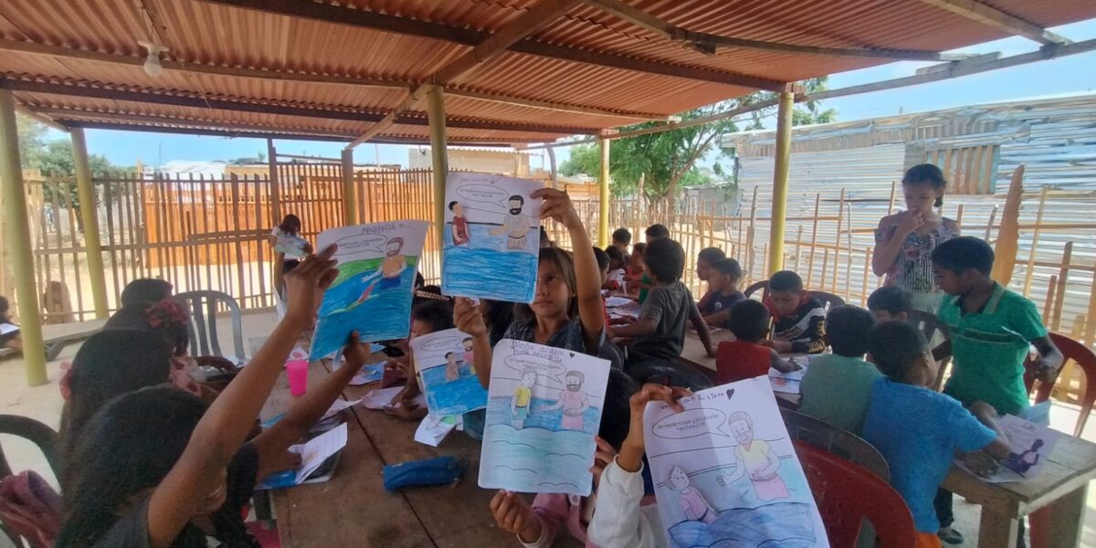 Resultados del impacto de Fundación Vida Amor y Servicio: niños wayúu bebiendo agua potable en una comunidad de La Guajira